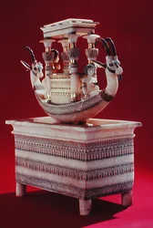 Cassa con una barca decorata con due teste di stambecco siriano e due figure femminili ritenute essere la Principessa Mutnedjmet, dalla tomba di Tutankhamon (c.1370-1352 a.C.) Nuovo Regno