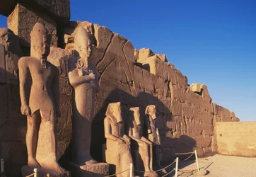 Statue colossali del Tempio di Amon, Necropoli Tebana, Luxor, Egitto, Nuovo Regno, Dinastia XVIII
