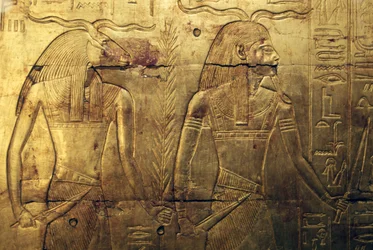 Divinità, incisione sul pannello posteriore della terza cappella funeraria coperta d