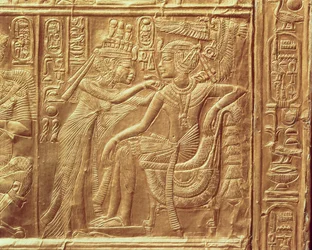 (dettaglio) dal piccolo santuario di Tutankhamon raffigurante la regina che allaccia una collana al collo del re, Nuovo Regno, c.1340 a.C.
