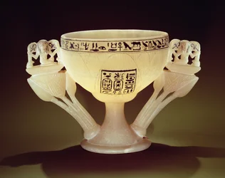 Coppa da bere a forma di fiore di loto semiaperto, trovata all