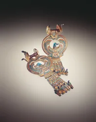Orecchini con uccelli ibridi con ali di falchi e teste di anatre, dalla Tomba di Tutankhamon