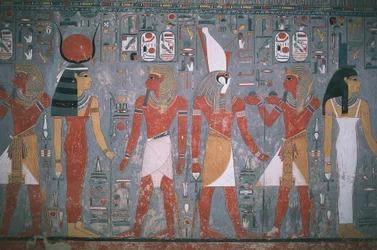 Egitto, Tebe, Luxor, Valle dei Re, Tomba di Horemheb, Dipinto murale che raffigura Horemheb tra la dea Iside e il dio Horus, Nuovo Regno, XVIII dinastia