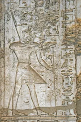 Antichità egizia: dettaglio dei rilievi della cappella di alabastro del faraone Thutmosis IV (1419-1387 a.C.) che lo rappresentano con i simboli del potere