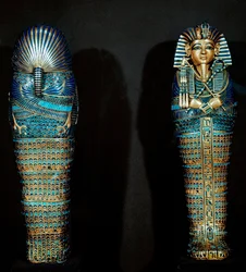 Antichità egizia: sarcofago in oro cesellato usato per contenere le viscere del defunto. Dal tesoro di Tutankhamon (1345-1327 a.C.) XVIII dinastia. Trovato nella Valle dei Re, Tebe. 1342 a.C. Il Cairo, Museo Egizio