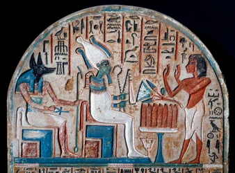 Antichità egiziana: Stele di Nanai rappresentante il culto di Osiride e Anubi, divinità dei morti che tiene la chiave della vita a forma di croce ansata (Ankh). Calcare dipinto. Fine della XVIII dinastia. XIV secolo a.C. Torino, Museo Egizio