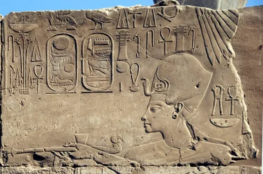 Antichità egizia: bassorilievo che rappresenta il faraone Horemheb