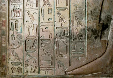 Antichità egizia: rilievo e geroglifici della tomba di Khaemhat, ispettore dei granai e scriba alla corte di Amenofi III. XVIII dinastia. 1530-1290 a.C. Valle dei Nobili. Luxor, Riva Ovest, Egitto