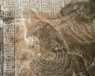 Antichità egiziana: rilievo dalla tomba di Kha em Het (Khaemhat) ispettore degli attici e scriba alla corte di Amenophis III (TT57) che raffigura un personaggio con un cono. XVIII dinastia. 1530-1290 a.C. Valle dei Nobili. Luxor, Riva Ovest, Egitto