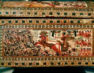 Antichità egizia: piccola scatola di legno con scene che raffigurano il faraone Tutankhamon che insegue i nubiani sul suo carro. XVIII dinastia. Dalla tomba di Tutankhamon (1345-1327 a.C.) Valle dei Re. Tebe. Dim. 61 cm Il Cairo, Museo Egizio