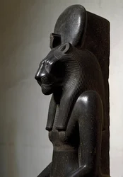 Antichità egizia: la dea leonessa Sekhmet coronata con il disco solare. Statua in granito nero. 1540-1295 a.C. Torino, Museo Egizio