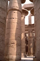 Antichità egizia: vista delle colonne della sala ipostila del Tempio di Amon. Sito di Karnak a Luxor, Egitto