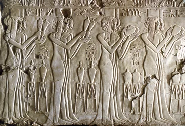 Antichità egizia: giovani ragazze che fanno offerte. Tomba di Kherouef (TT192) (XVIII dinastia)