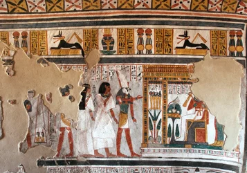 Antichità egizia: Horus guida Roy e sua moglie da Osiride. Frammenti di affresco dalla tomba di Roy (TT255). XVIII dinastia. Dalla Riva Ovest di Luxor, Egitto