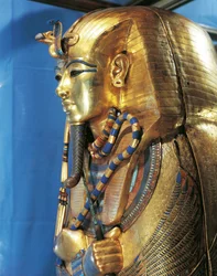 Civiltà egizia, sarcofago di Tutankhamon, decorato in oro e pietre semipreziose