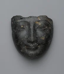 Volto da una copertura di sarcofago, acquistato a Luxor, Nuovo Regno