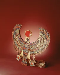 Pettorale a falco, dalla tomba di Tutankhamon, Nuovo Regno (oro intarsiato con lapislazzuli, turchese, corniola e vetro)