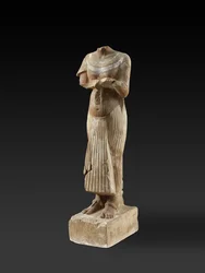 Figura del faraone Akhenaton che tiene un tavolo delle offerte