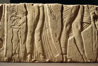 Frammento di parete scolpita che ritrae una principessa che accompagna i genitori con il figlio di Akhenaton, da Hermopolis