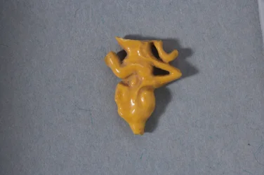 Frammento di perla traforata di una principessa seduta, Nuovo Regno, periodo di Amarna
