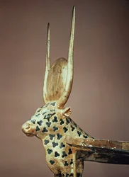 Testiera funeraria a forma di vacca sacra, dalla tomba di Tutankhamon (c.1370-52 a.C.) Nuovo Regno (legno dorato e stuccato)