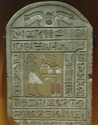 Stele funeraria di Ibi, Maestro della camera al palazzo reale Il defunto davanti alle offerte funerarie In alto, occhi di protezione e geroglifico "Shen" che significa "eternità"