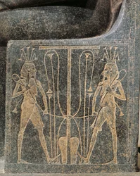 Gruppo scultoreo in granito con Horemheb che fa offerte al dio Atum, dettaglio del trono di Atum con Seth e Horus