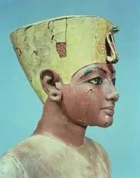 Testa di un manichino del giovane Tutankhamon (c.1370-52 a.C.) che indossa un compromesso tra la corona dei re del Basso Egitto e il copricapo di Nefertiti
