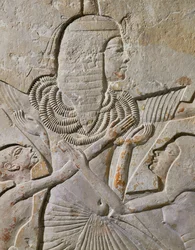 Horemheb con bambini e funzionari (rilievo)