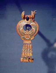 Orecchino sinistro da un paio di orecchini con un uccello azzurro, dalla tomba di Tutankhamon, Valle dei Re, Tebe, c.1347-37 a.C.