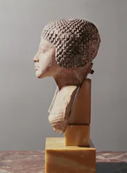 Profilo sinistro della testa di una principessa della famiglia di Akhenaton