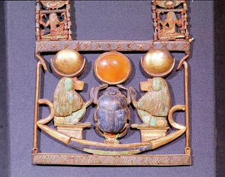 Collana del Sole Nascente, dalla tomba di Tutankhamon (c.1370-52 a.C.) Nuovo Regno (oro intarsiato con pietre semipreziose) (dettaglio)