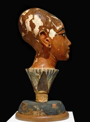 Busto dipinto del giovane faraone Tutankhamon con base a forma di foglia di loto (scultura)