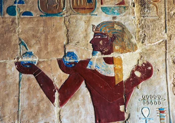 Rilievo dipinto di Thutmose che offre vino a Sokaris, Tempio funerario di Hatshepsut, Deir el-Bahari, Luxor, Tebe (Patrimonio dell