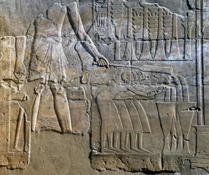 Sacerdote che supervisiona il lavoro delle donne, rilievo murale, colonnato del Tempio di Amon (Patrimonio dell