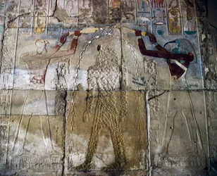 Regina Hatshepsut tra il Dio Horus e il Dio Thoth, rilievo dipinto, sala della Cappella Rossa di Hatshepsut, complesso del tempio di Karnak (Patrimonio dell