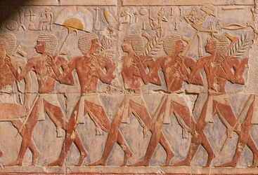 Rilievo che raffigura una parata in onore della dea Hathor dal Tempio Mortuario di Hatshepsut