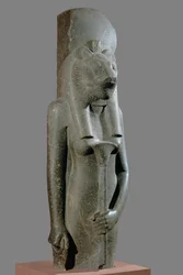 La dea Sekhmet con in mano uno scettro a forma di gambo di papiro ...