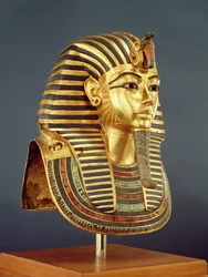 La maschera funeraria di Tutankhamon (c.1370-1352 a.C.) Nuovo Regno, c.1336-1327 a.C.