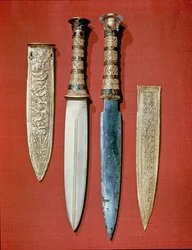 I due pugnali del re, dalla tomba di Tutankhamon (c.1370-52 a.C.) Nuovo Regno (oro e ferro)