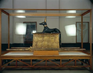 Tesoro di Tutankhamon, statua lignea del dio sciacallo Anubi su un forziere dorato dal Nuovo Regno