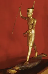 Tutenkhamon in piedi su una barca piatta che lancia un arpione (legno dorato)