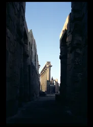 Vista dal cortile di Ramses II al colonnato di Amenofi III (1403-1365 a.C.) Nuovo Regno
