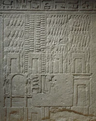 Rilievo murale raffigurante un magazzino (dettaglio delle bilance per la pesatura delle merci)