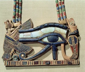Pettorale con occhio di Wedjet, dalla tomba di Tutankhamon (c.1370-52 a.C.) Nuovo Regno (oro cloisonné con pasta di vetro)