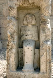 Arte egizia antica: Basso rilievo del dio Osiride nel cortile del tempio di Sethi I