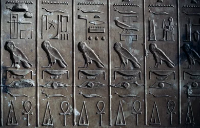 Bassorilievo con geroglifici raffiguranti il dio Horus in forma di falco e ankh, simbolo della vita, Tempio di Seti I, o Grande Tempio di Abydos, Abydos, Egitto, Civiltà Egizia, Nuovo Regno, XIX Dinastia
