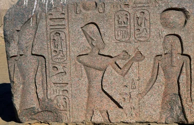 Blocco con rilievi e iscrizioni di Ramses II, Grande Tempio di Amon, Tanis, Egitto, civiltà egizia, Nuovo Regno, XIX dinastia
