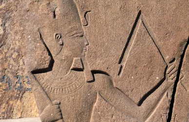Blocco con rilievi e iscrizioni di Ramesse II, Grande Tempio di Amon, Tanis, Egitto, Civiltà Egizia, Nuovo Regno, XIX Dinastia