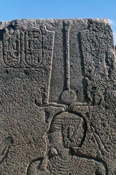 Blocco con rilievi e iscrizioni di Ramesse II, Grande Tempio di Amon, Tanis, Egitto, civiltà egizia, Nuovo Regno, Dinastia XIX
